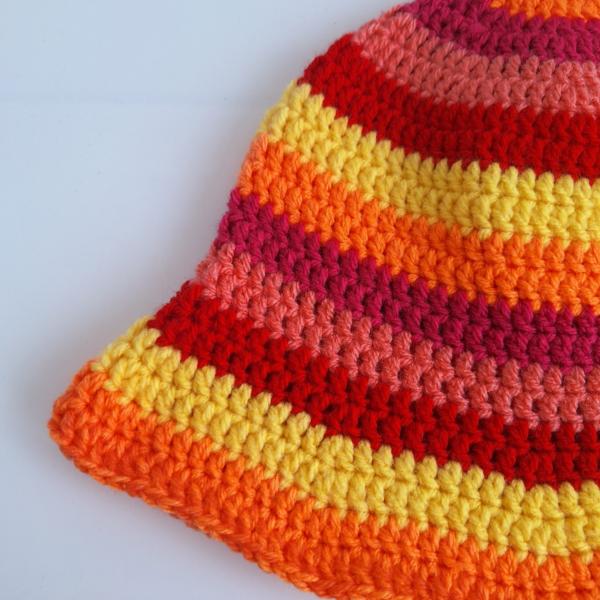 Gehaakte bucket hat | Oranje, fuchsia, koraal, rood en geel