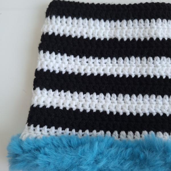 Gehaakte muts met imitatiebont | Zwart, wit en blauw