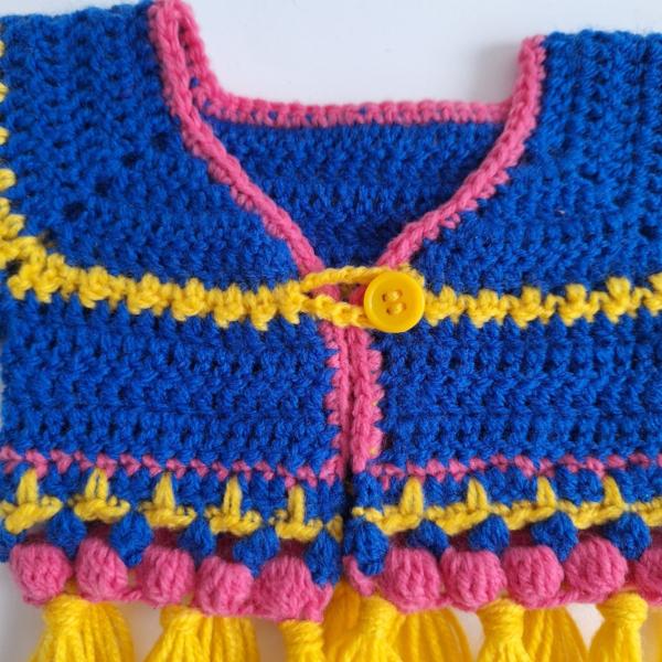Gehaakt baby vestje | Blauw, roze en geel met gele franjes