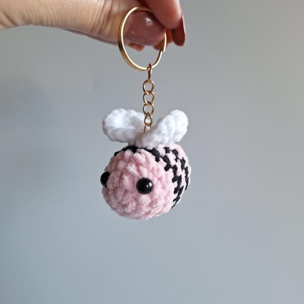 Gehaakte sleutelhanger | Zwart en roze bij