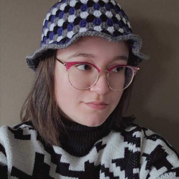 Gehaakte bucket hat | Donkerblauw, wit, grijs en zwart