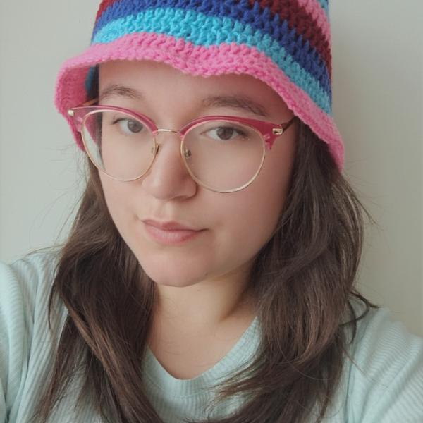 Gehaakte bucket hat | Donkerblauw, turquoise, roze en rood