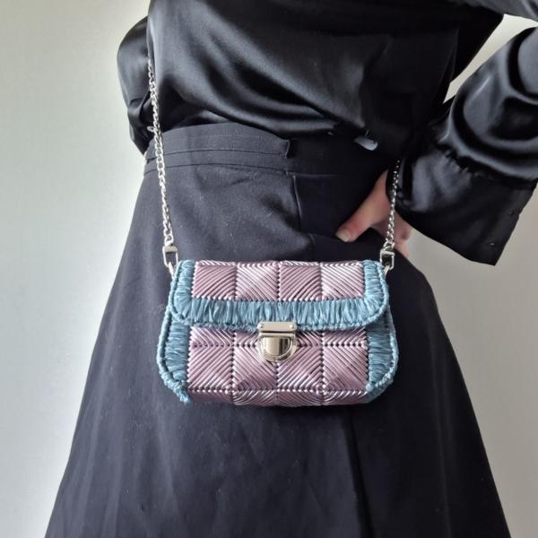 Geweven crossbody tas | Metallic paars en denimblauw