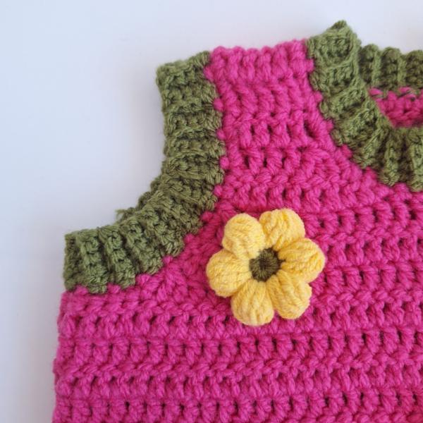 Gehaakt baby vestje | Fuchsia en donkergroen met gele, wijnrode en knalrode bloemen