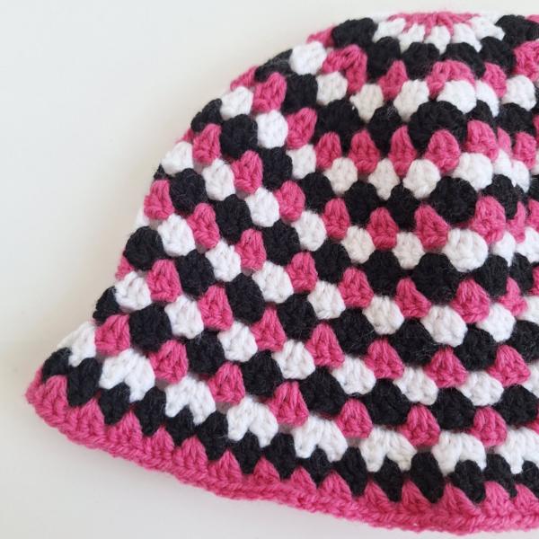 Gehaakte bucket hat | Fuchsia, wit en zwart