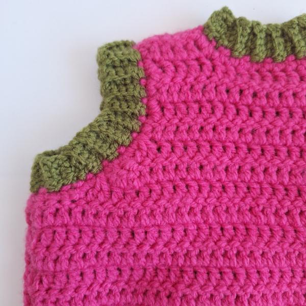 Gehaakt baby vestje | Fuchsia en donkergroen met gele, wijnrode en knalrode bloemen