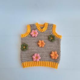Gehaakt baby vestje | Beige en geel met lichtroze, groene en oranje bloemen