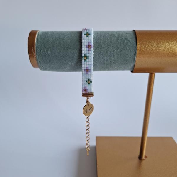Geweven kralen armband | Paarse bloemen in de lichtblauwe weide