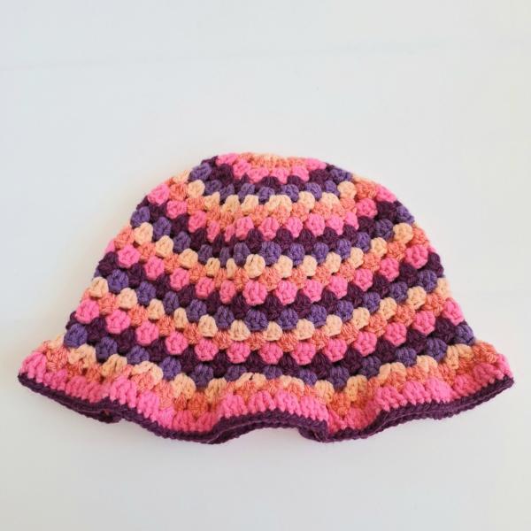 Gehaakte bucket hat | Pasteloranje, koraaloranje, Barbie roze, aubergine paars en paars