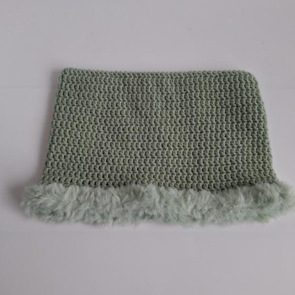 Gehaakte muts met imitatiebont | Sagegroen