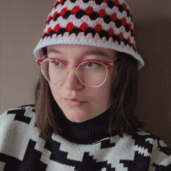 Gehaakte bucket hat | Rood, wit, roze en zwart