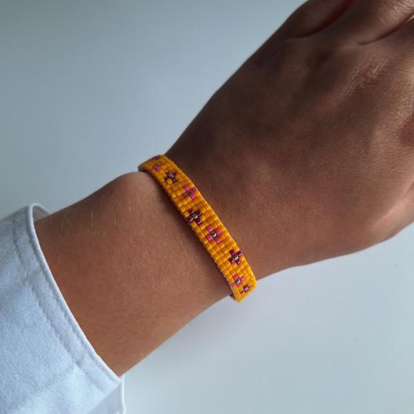 Geweven kralen armband | Roze bloemen in de gele weide