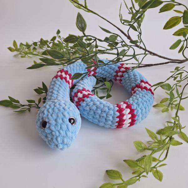 Gehaakte knuffel slang | Lichtblauw, knalroze en wit