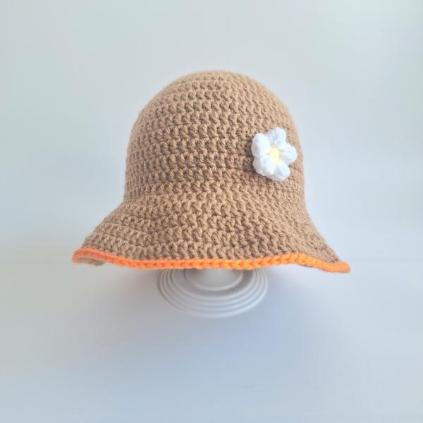 Gehaakt baby hoedje twee-in-een | Bruin en oranje madeliefje en sinaasappel
