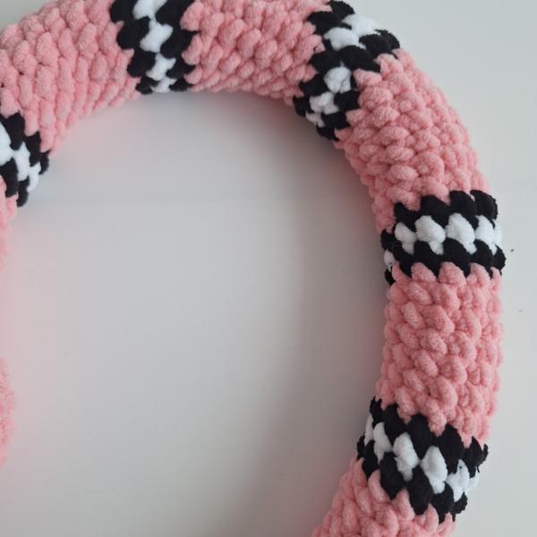 Gehaakte knuffel slang | Lichtroze, zwart en wit