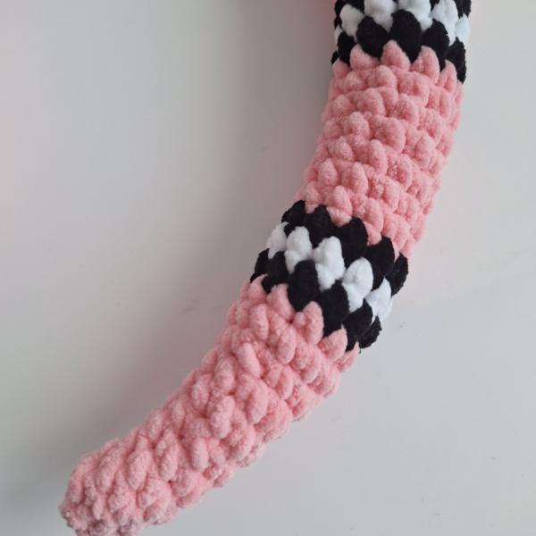 Gehaakte knuffel slang | Lichtroze, zwart en wit