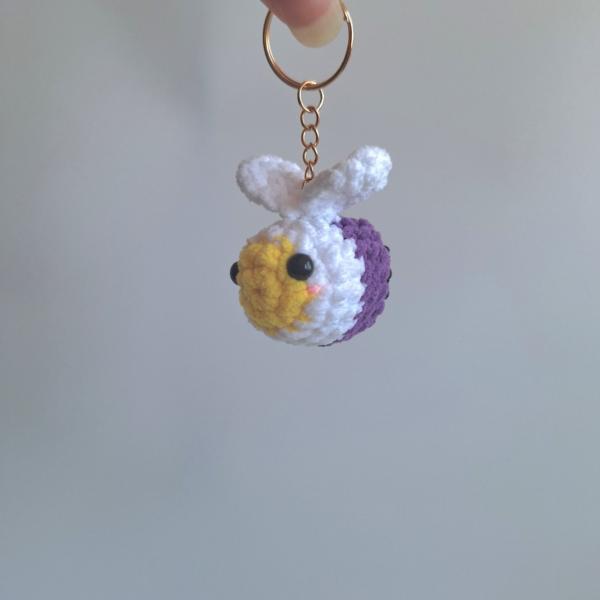 Gehaakte sleutelhanger 'Non-binary bij'