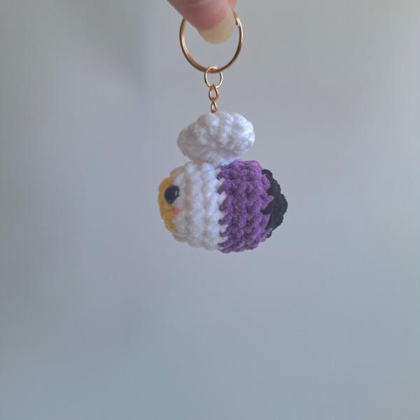 Gehaakte sleutelhanger 'Non-binary bij'