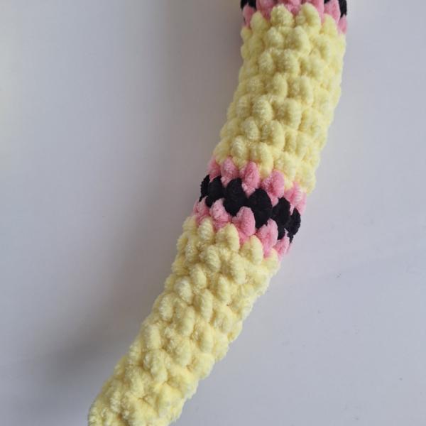 Gehaakte knuffel slang | Geel, lichtroze en zwart