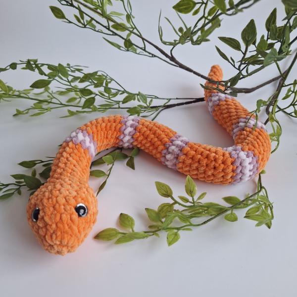 Gehaakte knuffel slang | Oranje, lila en lichtroze
