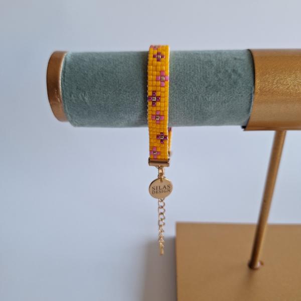 Geweven kralen armband | Roze bloemen in de gele weide