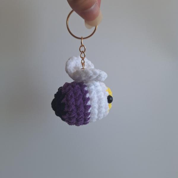 Gehaakte sleutelhanger 'Non-binary bij'