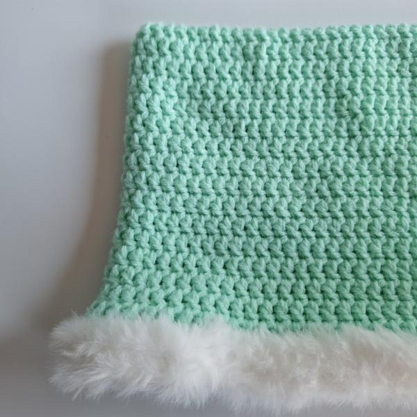Gehaakte muts met imitatiebont | Mint en wit
