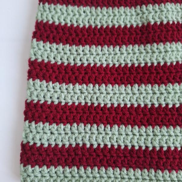 Gehaakte muts | Wijnrood en sagegroen