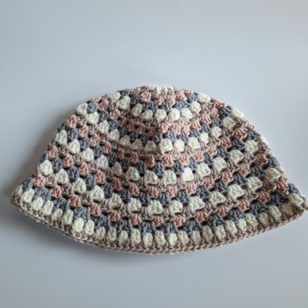 Gehaakte bucket hat | Lichtroze, crème, beige en grijs