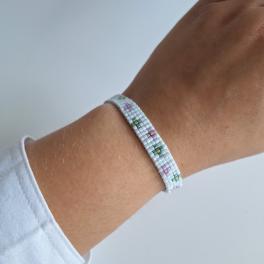Geweven kralen armband | Paarse bloemen in de lichtblauwe weide
