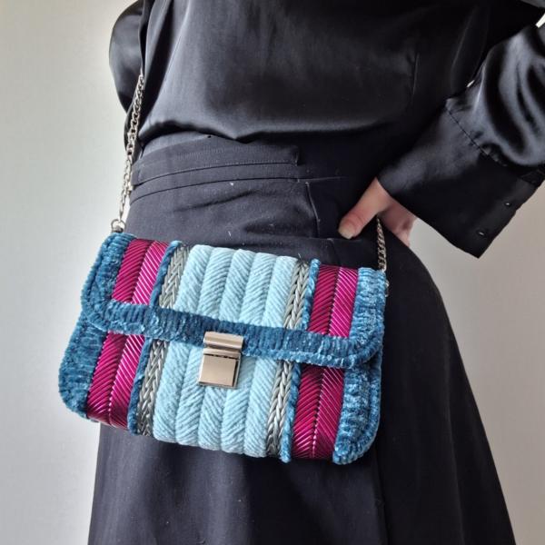 Geweven crossbody tas | Lichtblauw, petrol, magenta en zilver