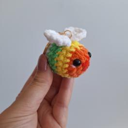 Gehaakte sleutelhanger 'Pride regenboog bij'