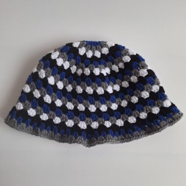 Gehaakte bucket hat | Donkerblauw, wit, grijs en zwart