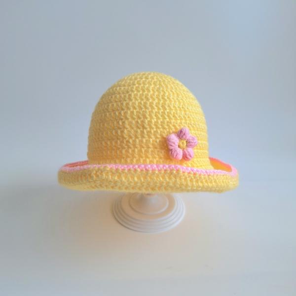 Gehaakt baby hoedje twee-in-een | Geel en lichtroze met bloemetje en grapefruit
