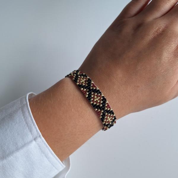 Geweven kralen armband | XOXO zwart en wijnrood'