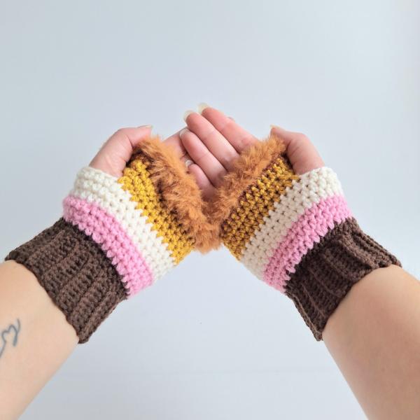 Gehaakte handschoenen - gehaakte vingerloze handschoenen | Donkerbruin, lichtroze, crème, okergeel en karamelbruin