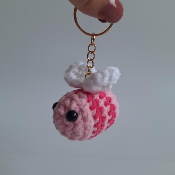 Gehaakte sleutelhanger 'Framboos bij'