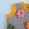 Thumbnail for Gehaakt baby vestje | Beige en geel met lichtroze, groene en oranje bloemen