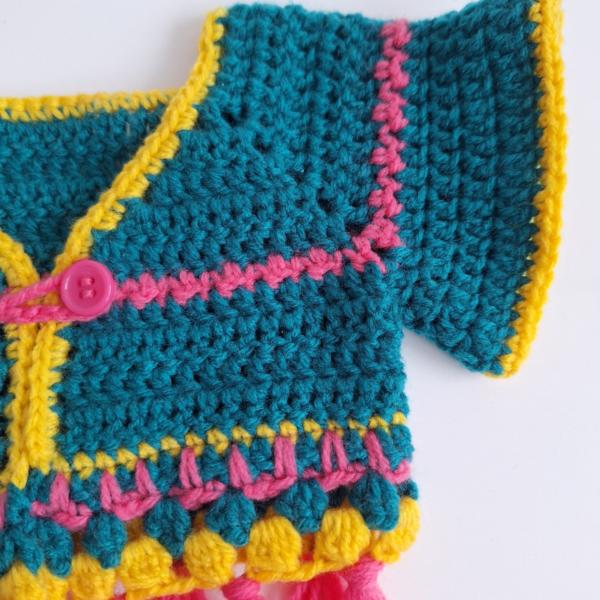 Gehaakt baby vestje | Petrol, roze en geel met roze franjes