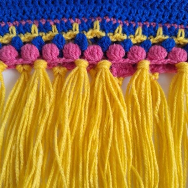 Gehaakt baby vestje | Blauw, roze en geel met gele franjes