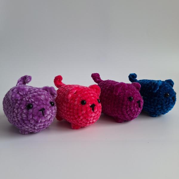 Gehaakte knuffel 'Magenta kat'