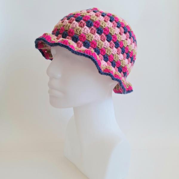 Gehaakte bucket hat | Lichtroze, beige, knalroze, donkerblauw en Barbie roze