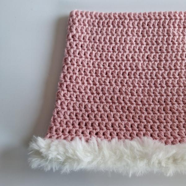 Gehaakte muts met imitatiebont | Roze en wit