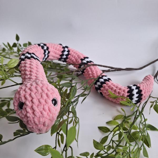 Gehaakte knuffel slang | Lichtroze, zwart en wit