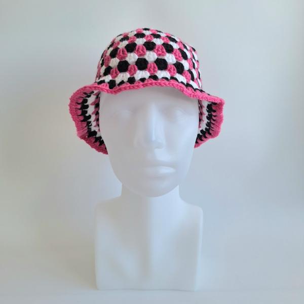 Gehaakte bucket hat | Fuchsia, wit en zwart
