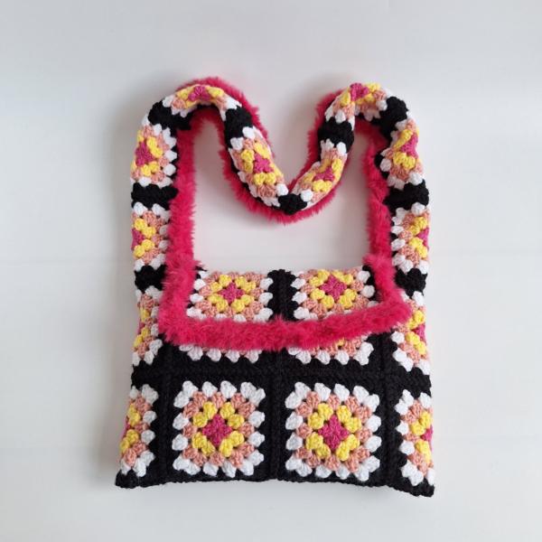 Gehaakte granny square tas | Zwart, roze en geel