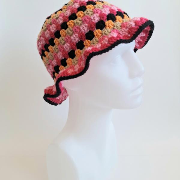 Gehaakte bucket hat | Oranje, beige, knalroze, lichtroze, fuchsia en zwart