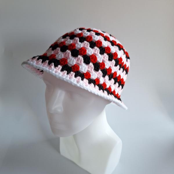 Gehaakte bucket hat | Rood, wit, roze en zwart