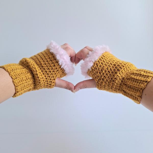 Gehaakte handschoenen - gehaakte vingerloze handschoenen | Okergeel en lichtroze