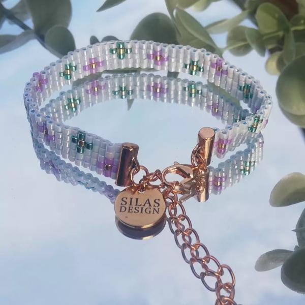 Geweven kralen armband | Paarse bloemen in de lichtblauwe weide